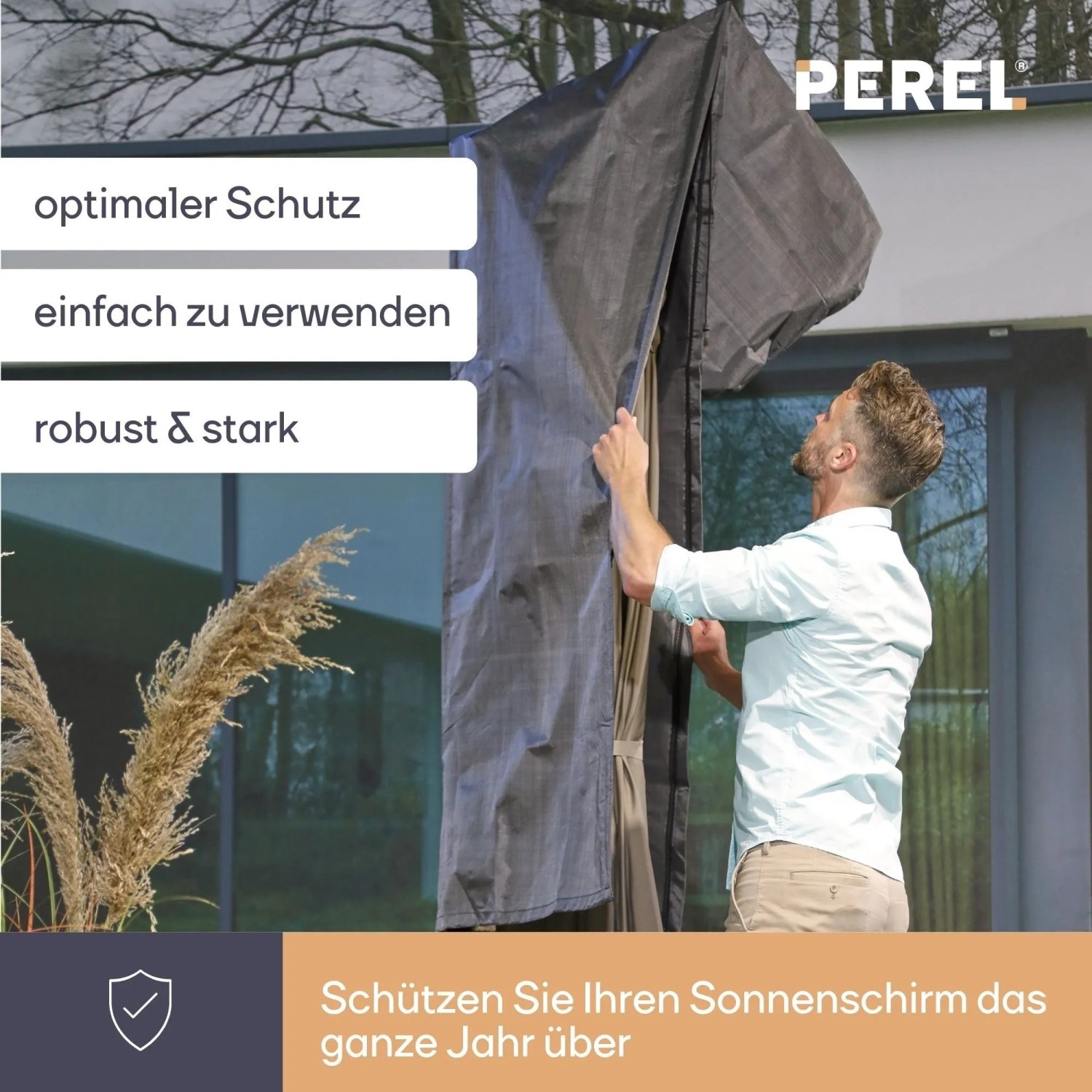 Graue Perel Garten-Schutzhülle aus Polypropylen-Gewebe wird auf Sonnenschirm gezogen. Bietet optimalen Schutz.