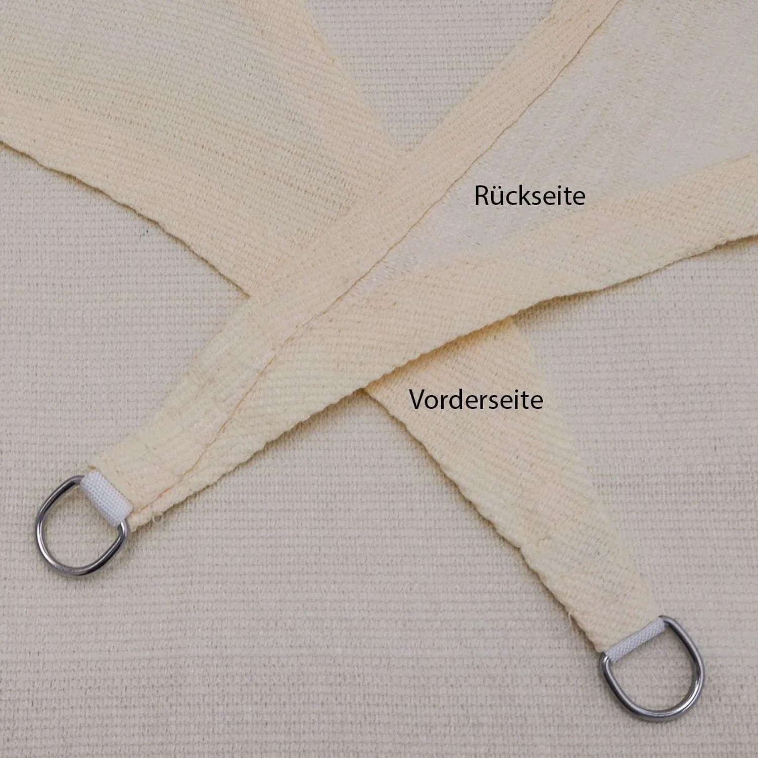 Beiges AMANKA HDPE Sonnensegel, Detailansicht von Vorder- und Rückseite des Gewebes mit Edelstahl-D-Ringen.