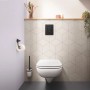 Grohe Even WC-Drückerplatte in Mattschwarz an Wand über einem Hänge-WC.