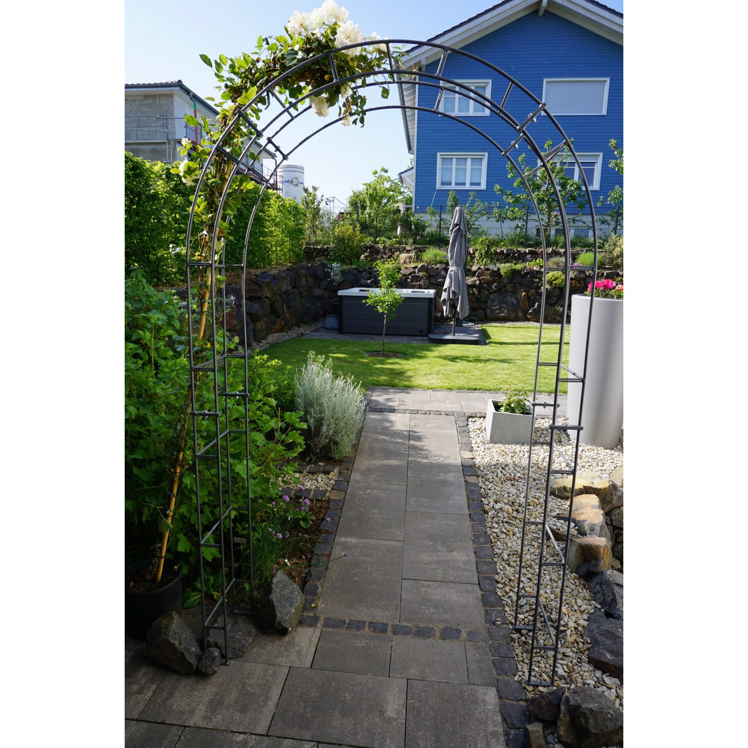 Anthrazit Rosenbogen Cremona (230x140x34cm) im Garten, bewachsen mit Rosen.