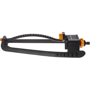 Fiskars Oszillierender Sprinkler für Gartenbewässerung, mit Reichweitenregler und Aluminium-Sprührohr.