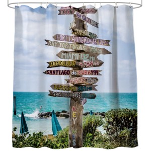 Sanilo Duschvorhang Key West mit Wegweiser-Motiv und blauem Meer im Hintergrund.