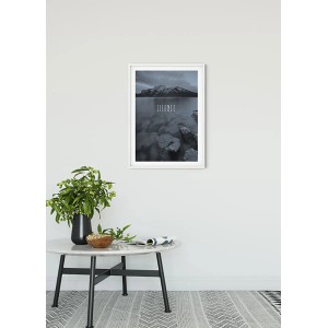 Komar Wandbild Word Lake Steel, 50x70 cm, mit Bergsee-Motiv und dem Wort 'Silence'.