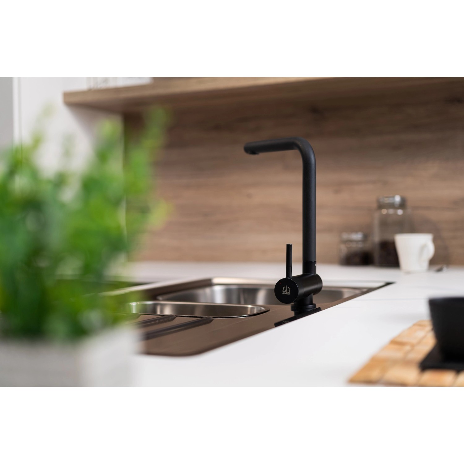 Schwarze VIZIO Küchenarmatur für Vorfenster-Montage mit schwenkbarem Auslauf.