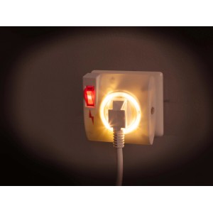 Weißer Zwischenstecker mit Überspannungsschutz, Nachtlicht und Ein/Aus-Schalter.