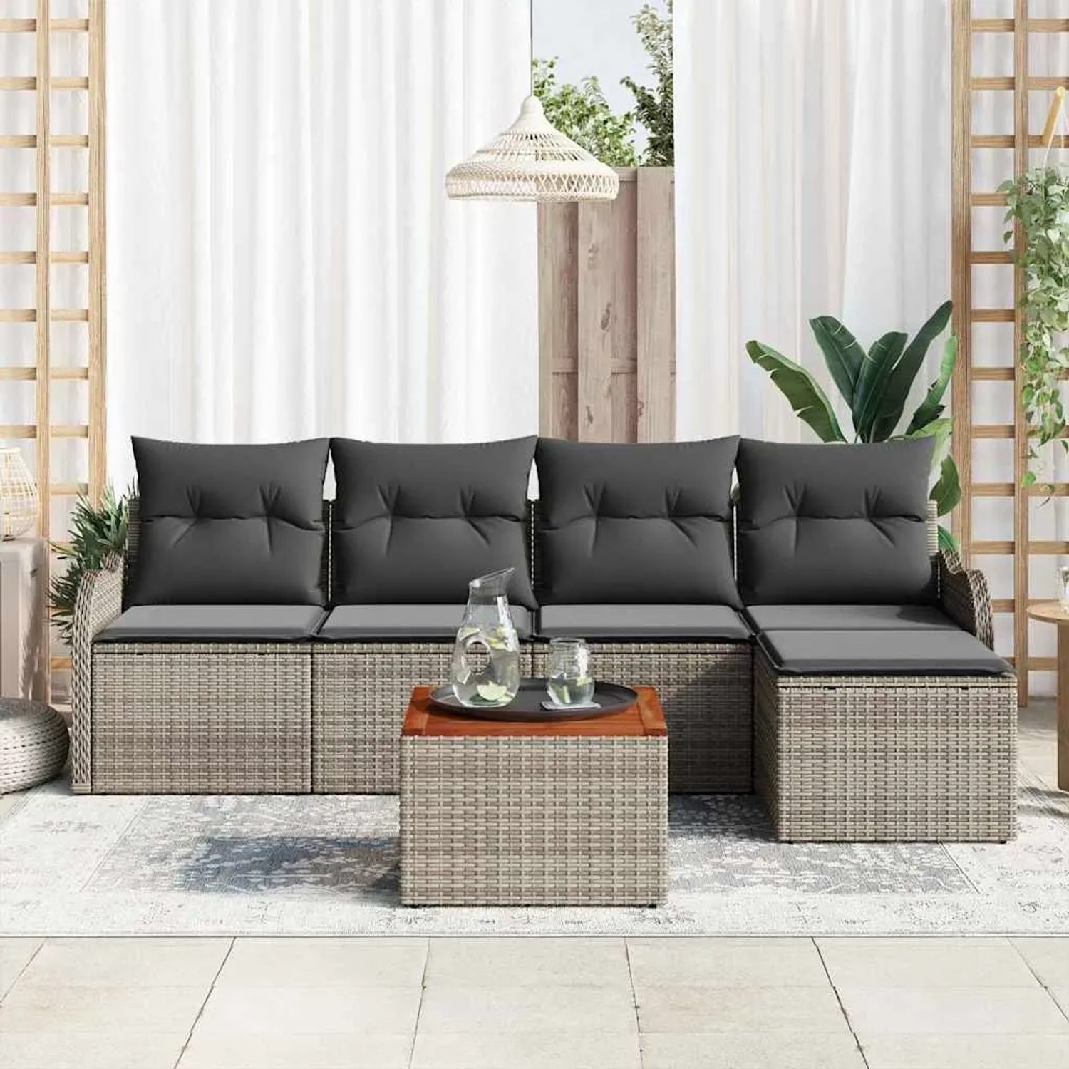 Graues 6-teiliges Garten-Sofa-Set aus Poly Rattan mit Tisch und grauen Kissen.