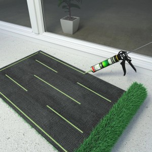 Grüner Soudal Green Fix Klebstoff aus Kartuschenpistole auf schwarze Kunstrasen-Rückseite. Ideal für dauerhafte Verklebung.