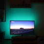 TV mit Brilo LED-Strip RGB Hintergrundbeleuchtung in Grün. Dimmbarer Farbwechsel mit Fernbedienung.