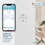 Homematic IP Schaltaktor 2-fach, weiß, auf Wand montiert. Smartphone zeigt App-Steuerung für Smart Home Beleuchtung.