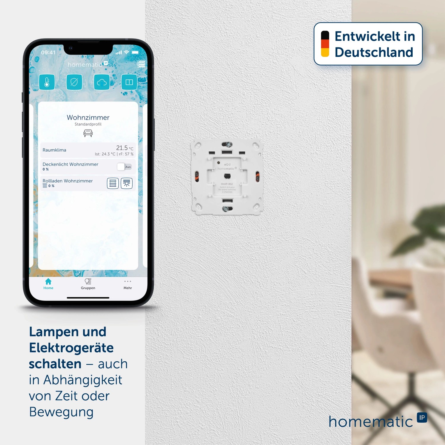 Homematic IP Schaltaktor 2-fach, weiß, auf Wand montiert. Smartphone zeigt App-Steuerung für Smart Home Beleuchtung.