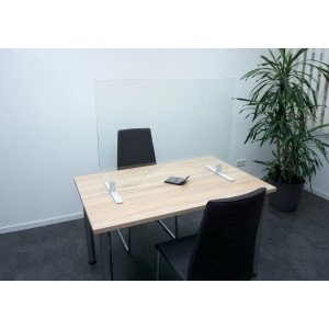 Hygiene Schutzglas 100x70 cm mit Durchreiche und hellgrauen Füßen auf Tisch.