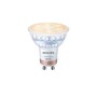 Philips Smart-LED-Leuchtmittel GU10, weiß mit Metallring, warmweißes Licht, WiZ-Steuerung für Lichtstimmung.