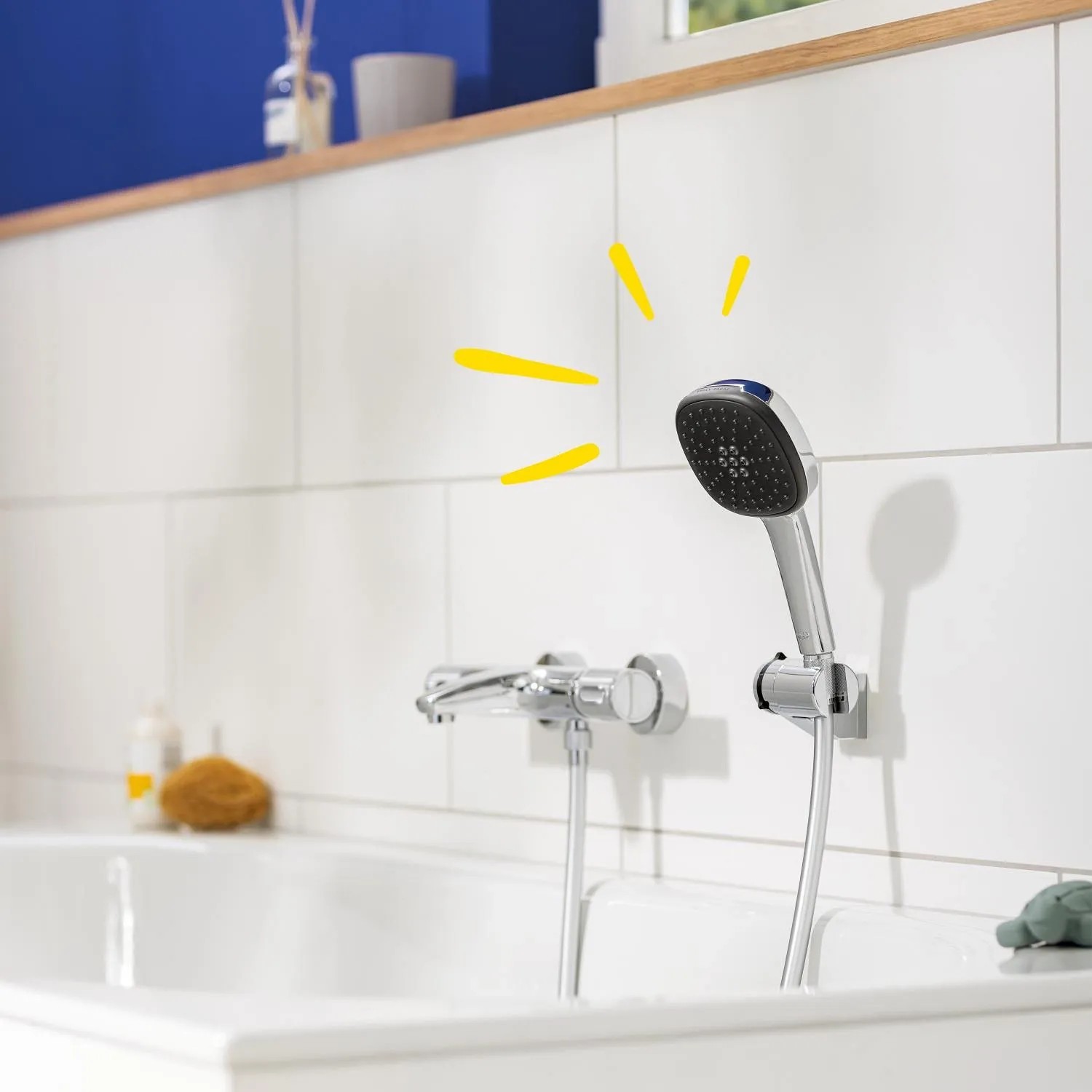 Grohe Vitalio Comfort 110 Handbrause, chrom, 3 Strahlarten, eckig, im Badezimmer.