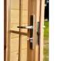Detailaufnahme: Tür mit Griff und Schloss des Skan Holz Gartenhauses Montral.