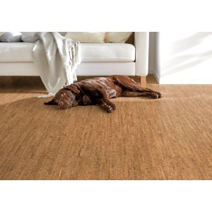 Corklife Korkfertigparkett Studiostyle Sagres Natur, gestreift mit Hund im Wohnraum.