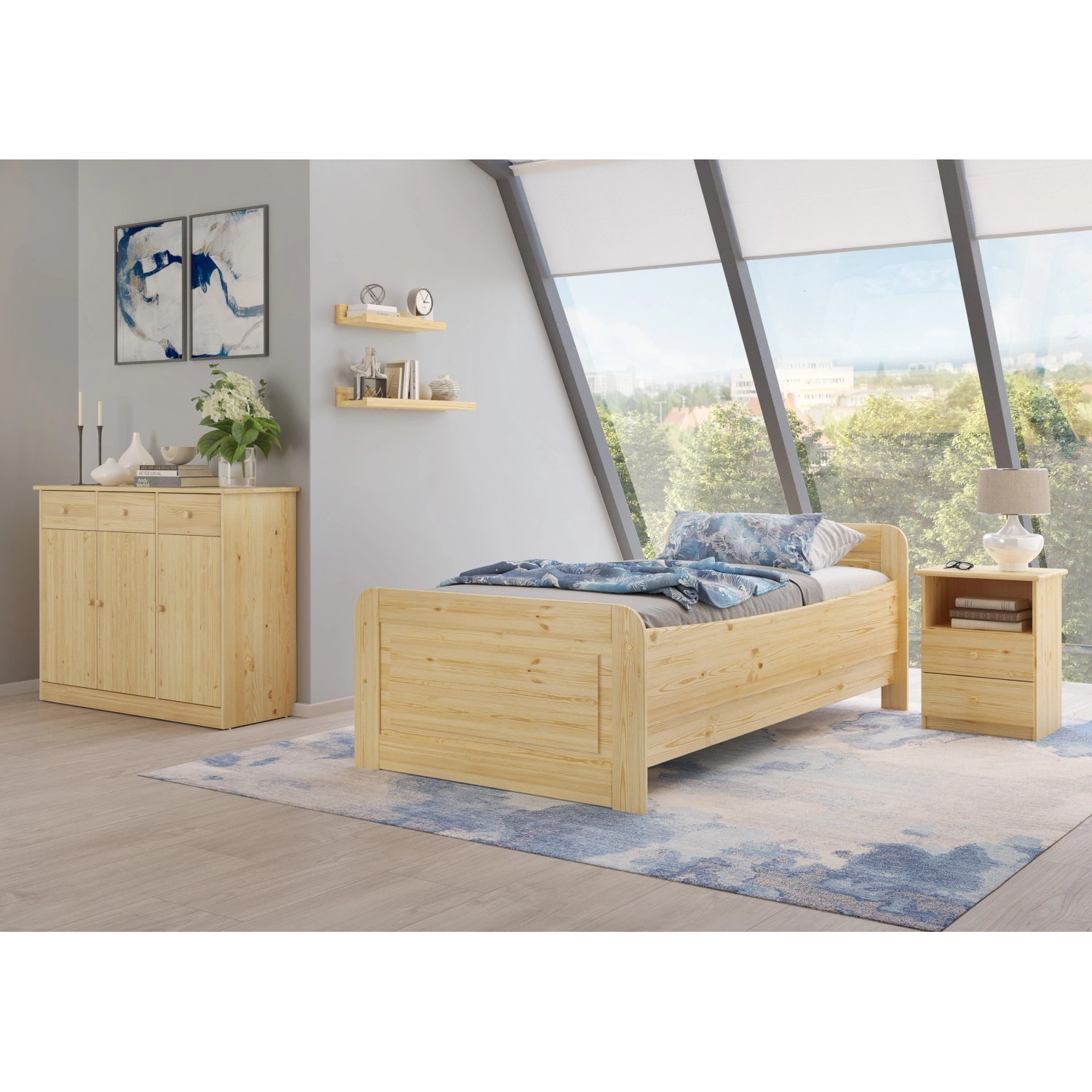 Kiefer Massiv Seniorenbett 100x200 mit Nachttisch und Kommode im Schlafzimmer.