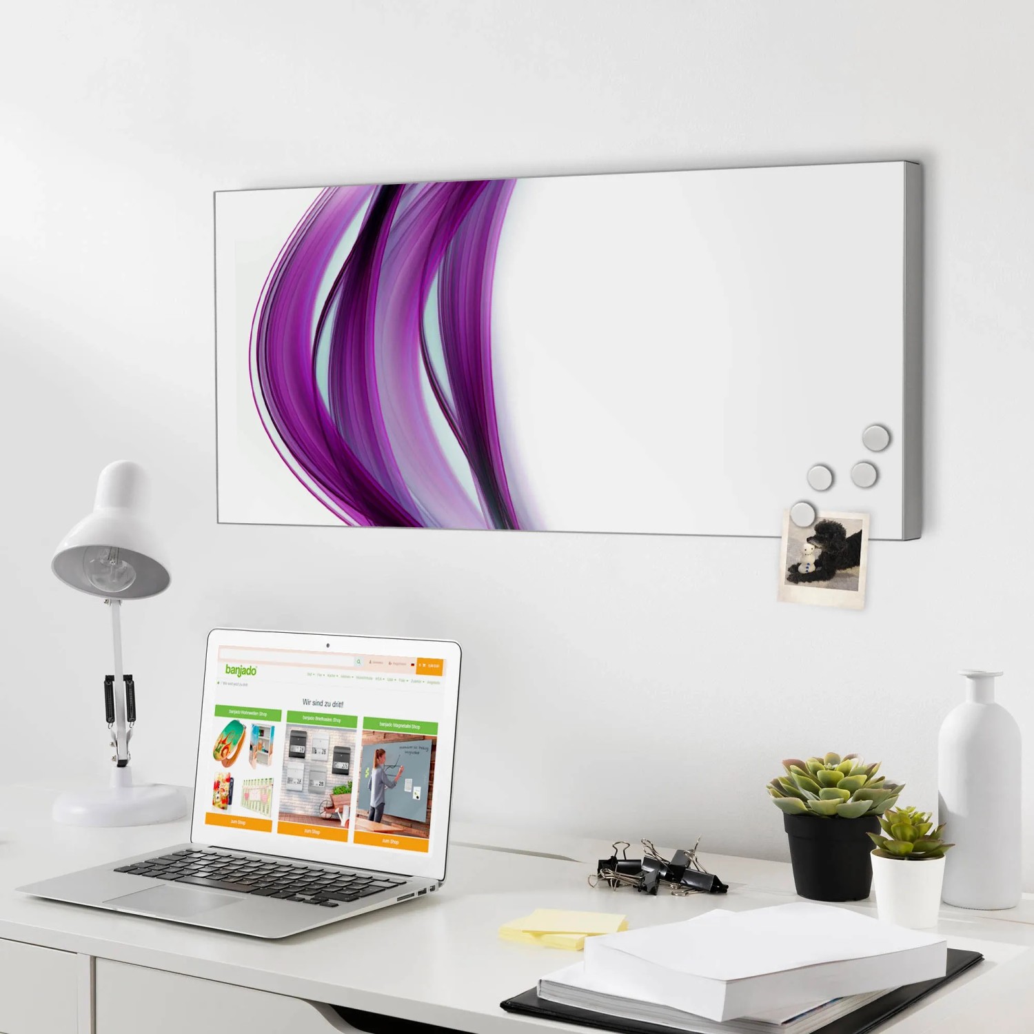 Banjado Magnettafel 78x37cm mit violettem Element Design als Wanddekoration.