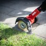 Skil Akku-Fugenreiniger im Einsatz: Unkrautentfernung zwischen Pflastersteinen.
