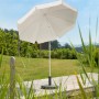 Naturfarbener Schneider Balkonschirm Ibiza Ø 200 cm mit Push-Up Mechanik im Garten.