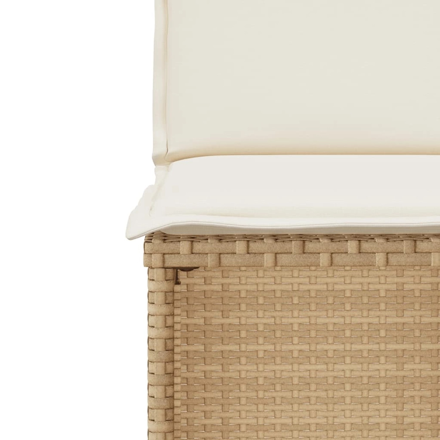 Detailansicht: Beige Poly Rattan Bistro-Stuhl mit cremeweißem Kissen aus dem 3-tlg. Gartenmöbel-Set.