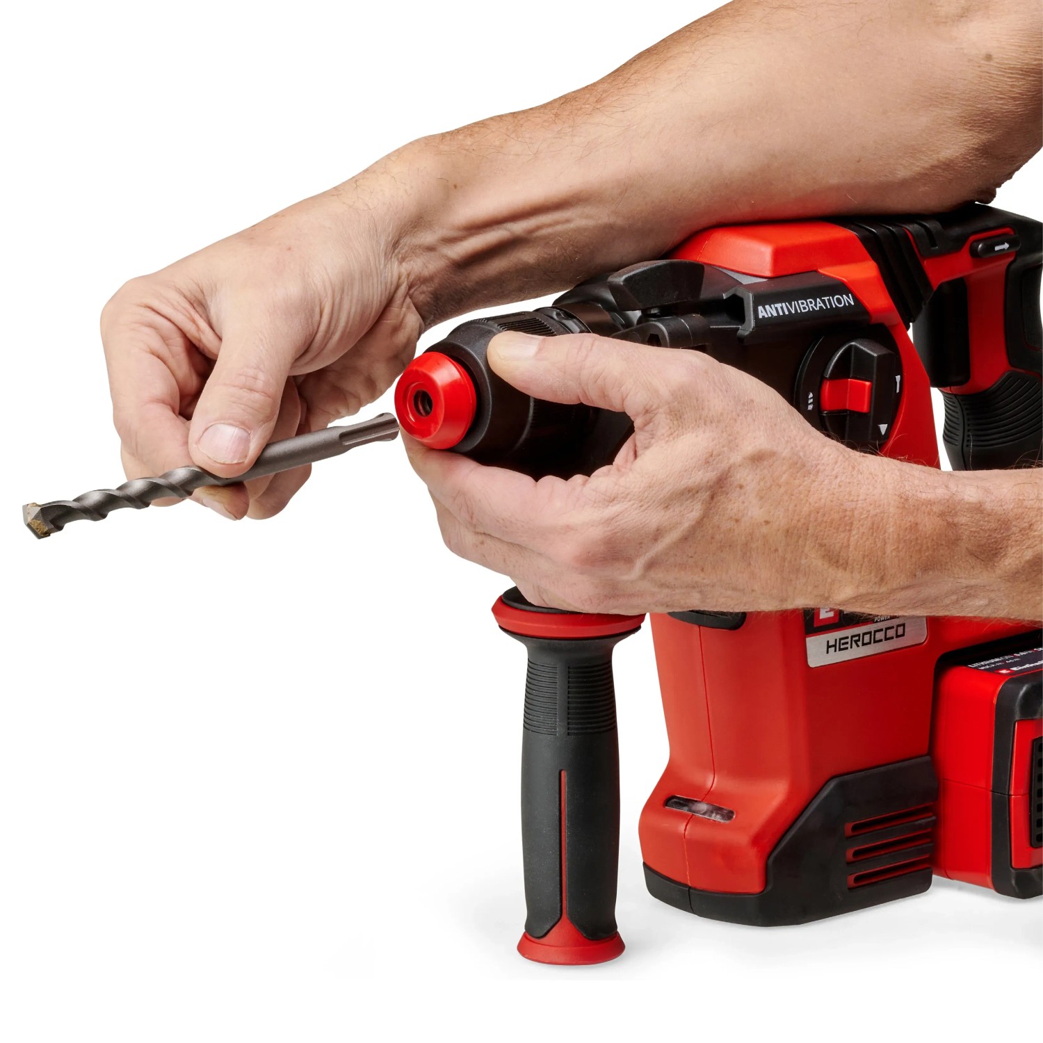 Einhell Akku-Bohrhammer Herocco 36/28: Bohrerwechsel an rotem Bohrhammer mit Zusatzhandgriff.