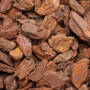 Nahaufnahme von grober Pinienrinde, ideal zur Bodenabdeckung und Unkrauthemmung.