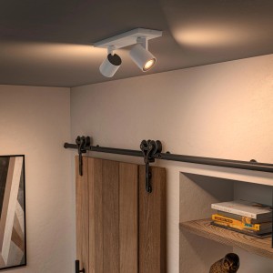 Weißer Philips Hue LED Spot Runner, 2-flammig, mit Dimmer an der Decke.
