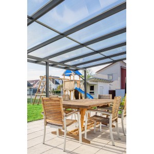 Anthrazit Terrassendach Premium mit Stegplatten PC Klar, Tisch und Stühlen im Garten.