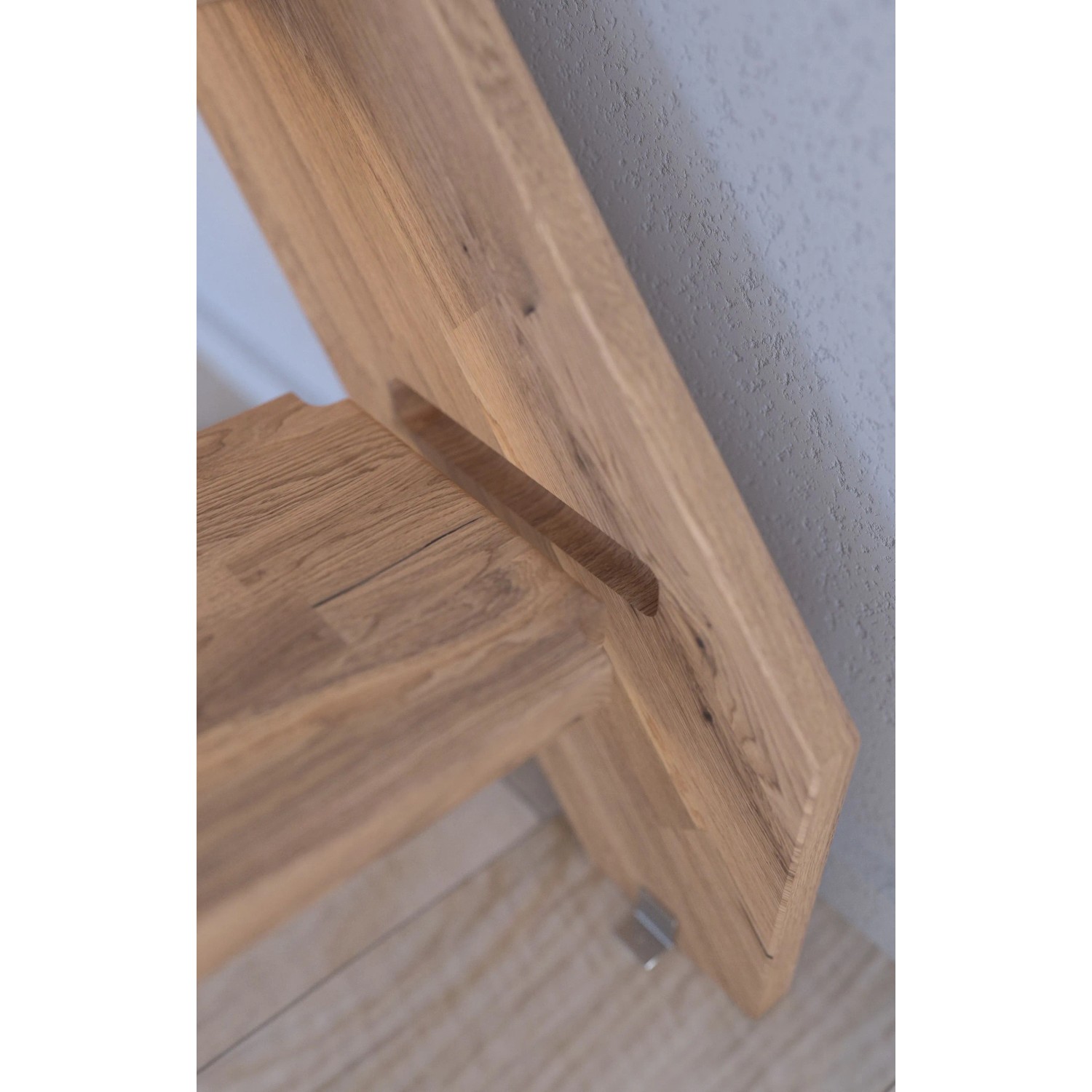 Detailaufnahme: StarWood Treppe Rhodos Eiche, gewendelt, mit Holz-Edelstahl-Geländer.