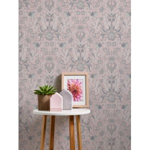 Rosa-graue Vliestapete im Landhausstil mit Blumen- und Vogelmuster für ein stilvolles Interieur.
