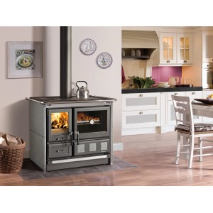 La Nordica Küchenofen Ros Stahl Grau 11kW in Landhausküche mit Holz und Speisen im Ofen.