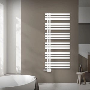 Weißer, moderner LuxeBath Badheizkörper 600x1400mm mit Ventil im Badezimmer. Ideal als Handtuchheizkörper.