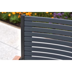 Detailaufnahme: Grauer Stapelsessel aus dem Merxx Paliano Gartenmöbel-Set mit Stahlgestell und Kunststoffelementen.