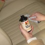 Dr. Wack A1 Leder-Reiniger 250 ml in Anwendung auf einem hellen Ledersitz.
