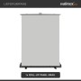 Graues Walimex Pro Roll-Up Panel, 155x200cm, als Fotohintergrund für Studio & mobil, mit schwarzem Standfuß.