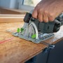 LUX-TOOLS Akku-Handkreissäge A-KS-20/150 beim Sägen von Holz mit Laser-Schnittführung.