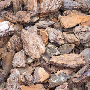 Nahaufnahme von Galamio Kiefernrinde Deko 60l, grobe Struktur, braun.