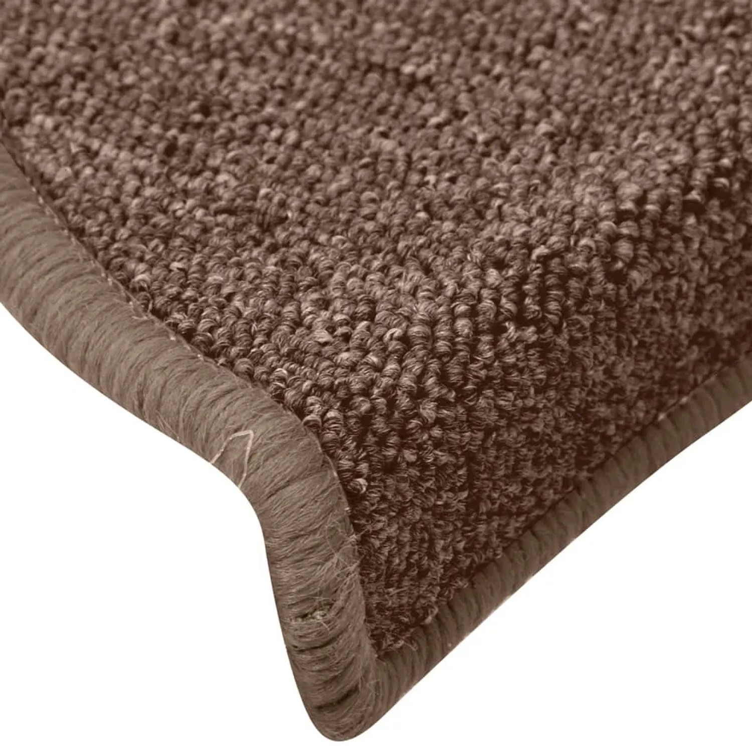 Detailaufnahme einer braunen Treppenmatte (15er Set) von VidaXL, schützt vor Abnutzung und Ausrutschen.