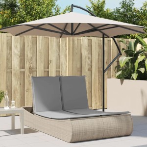 Beige Doppel-Sonnenliege aus Poly Rattan mit grauen Auflagen und Sonnenschirm für den Garten.