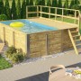 Weka Holzpool mit Sonnendeck, Technikraum und blauer Folie im Garten.