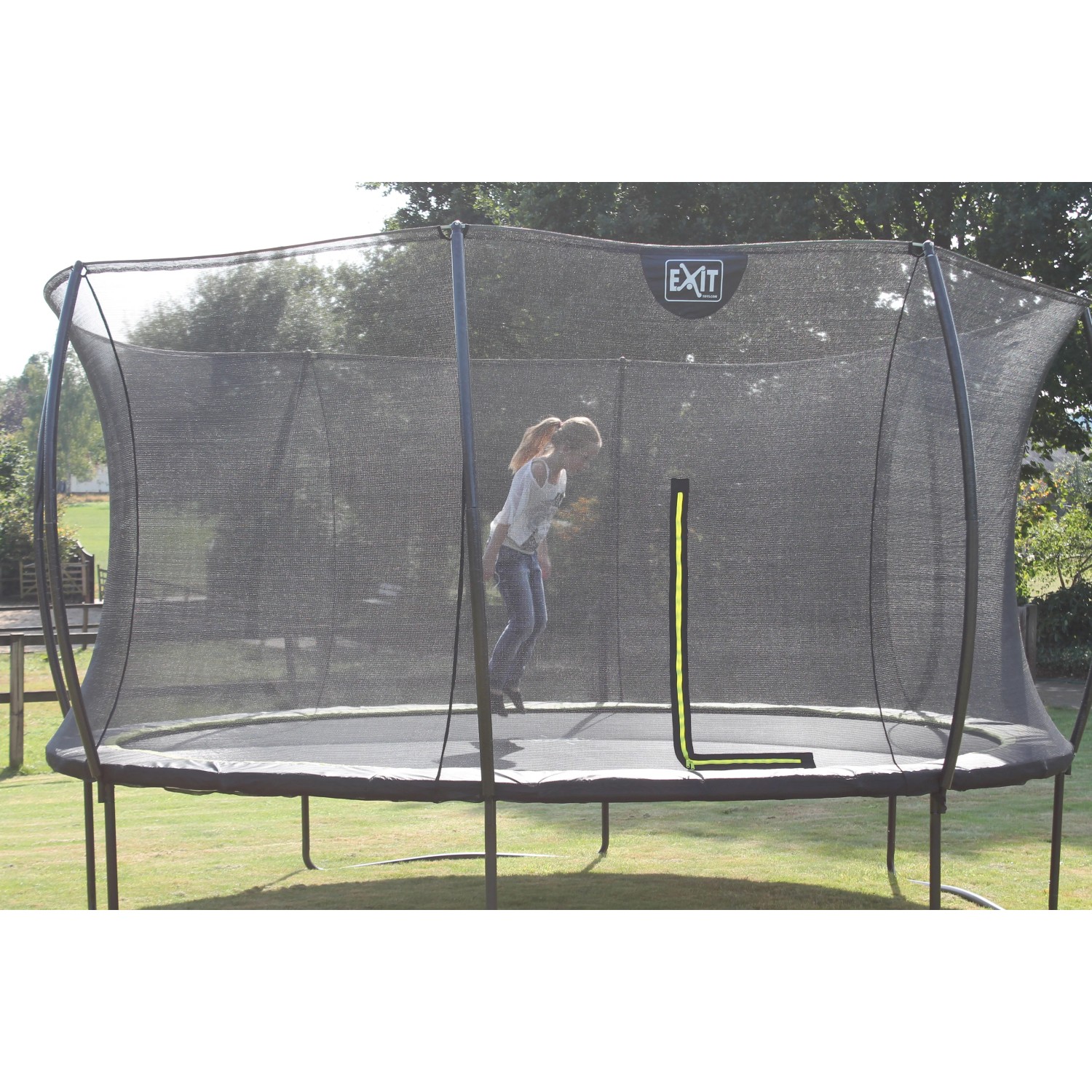 Grünes EXIT Silhouette Trampolin D305cm mit Sicherheitsnetz und Fußschutzsystem.