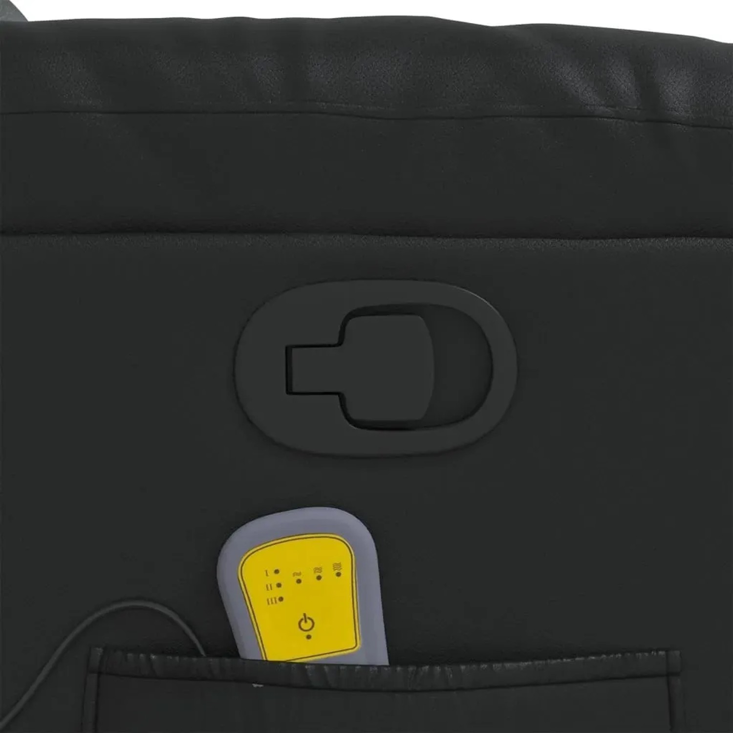Detailansicht: Schwarzer Massagesessel mit Fernbedienung in Seitentasche und Verstellhebel.
