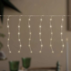 LED Lichtervorhang mit 240 warmweißen LEDs als Weihnachtsbeleuchtung.