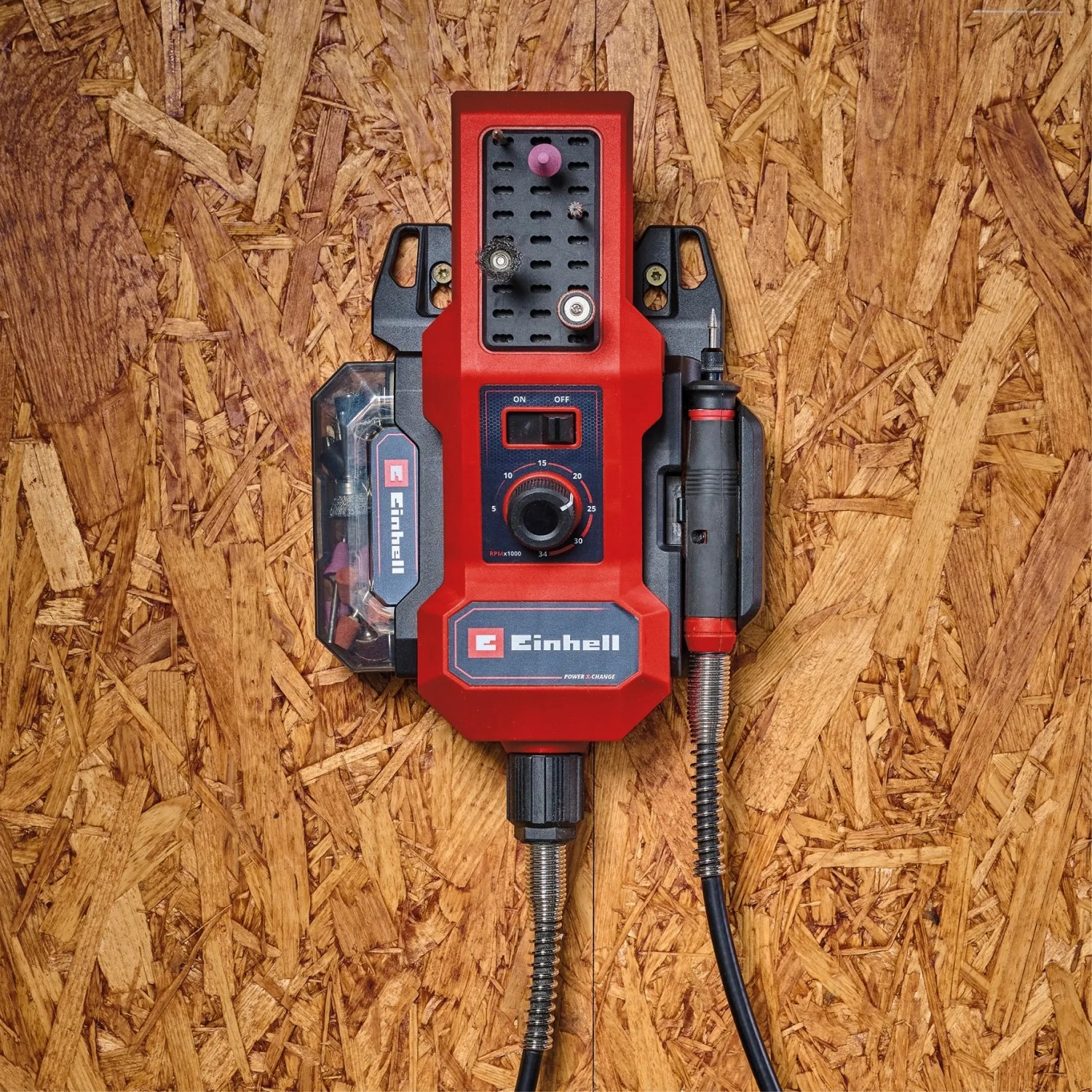 Einhell Akku-Schleif-/Gravur-Werkzeug TE-MT 18/34 Li-Solo mit Zubehör an einer Holzwand.