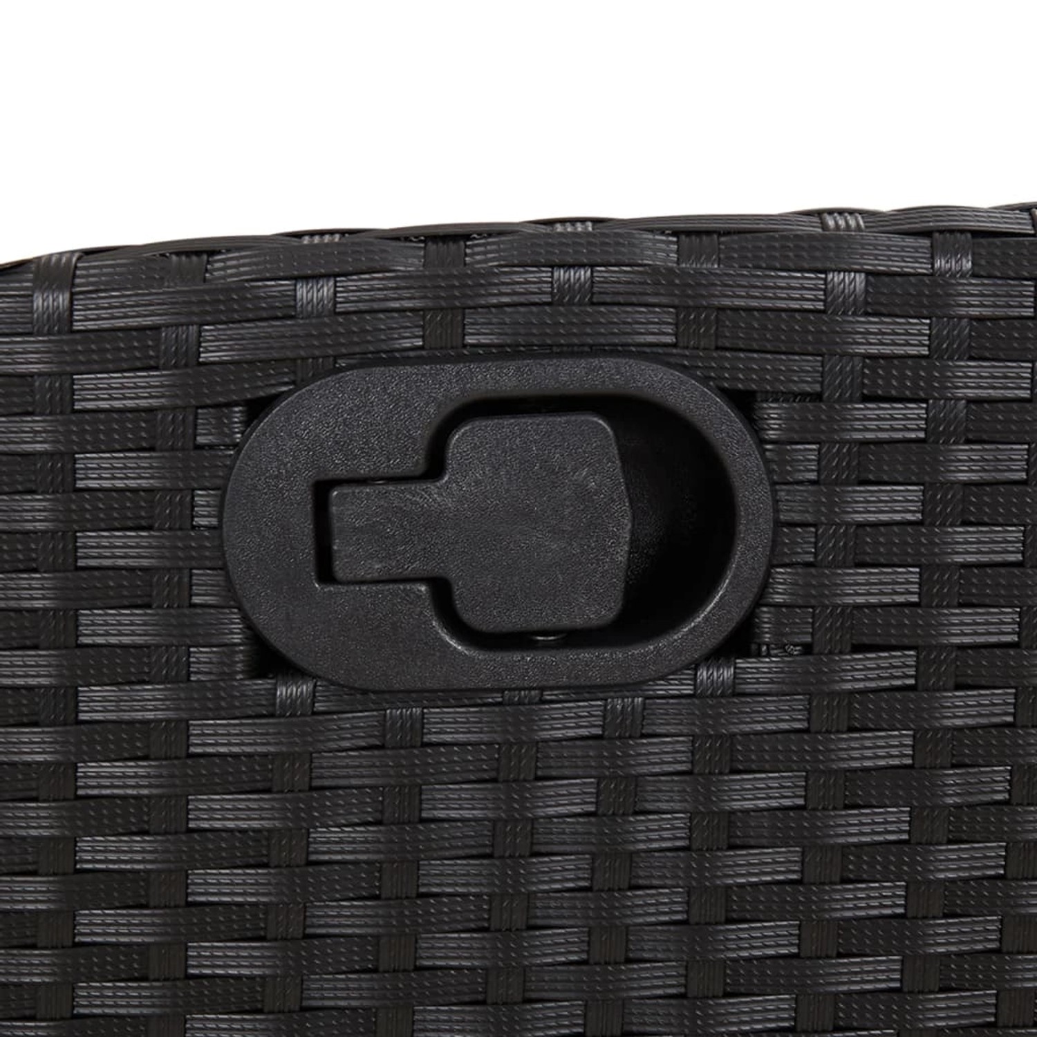 Detailaufnahme: Schwarze Gartenmöbel Essgruppe, verstellbare Rückenlehne aus Polyrattan.