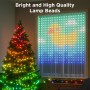 Govee X Netflix Gardinenleuchte H70BC mit Entenmotiv neben Weihnachtsbaum mit LED-Lichterkette.
