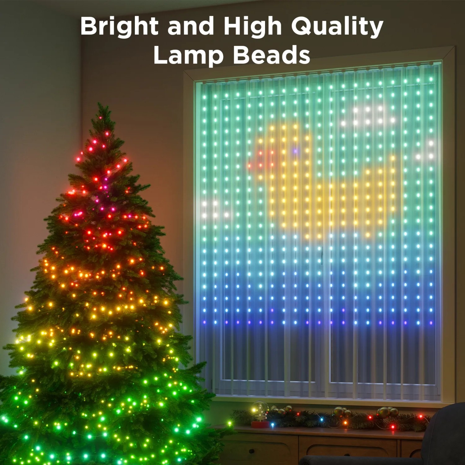 Govee X Netflix Gardinenleuchte H70BC mit Entenmotiv neben Weihnachtsbaum mit LED-Lichterkette.