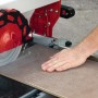 Einhell Diamant-Trennscheibe 200 mm im Einsatz beim Fliesenschneiden.