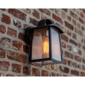 Anthrazitfarbene Lutec Außenwandleuchte Kelsey mit E27 Fassung an einer Backsteinwand.