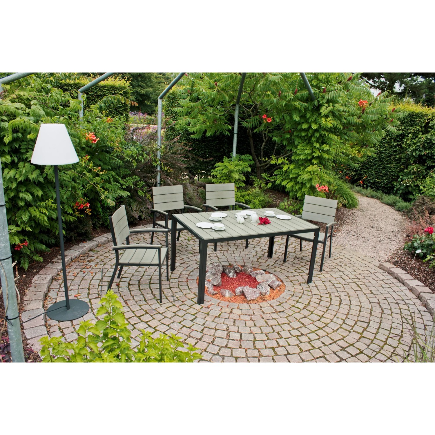 Graue 5-teilige Sitzgruppe Olivia aus Aluminium und Nonwood im Garten.